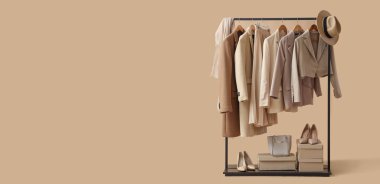 Şık kıyafetler, ayakkabı kutuları ve bej arka planda metin için yeri olan çanta