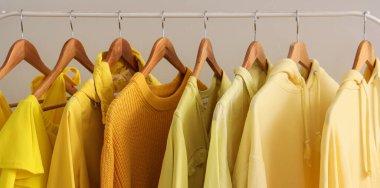 Sarı giysilerle aydınlık duvarın yanına dizilin.