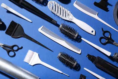 Mavi arka planda profesyonel kuaför malzemeleri