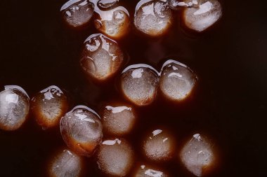 Arka plan olarak buz küplü kahvenin dokusu, üst görünüm