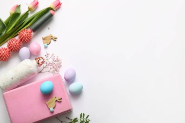 Spor malzemeleriyle kompozisyon, Paskalya yumurtaları, dekor ve çiçekli açık arkaplan