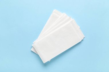 Mavi arkaplanda kağıt peçeteler