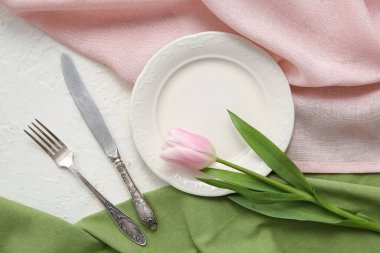 Beyaz arka planda pembe lale çiçekli güzel bir masa.