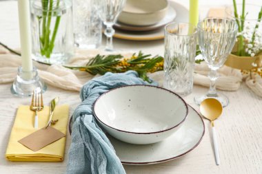 Restoranda güzel çiçekler ve mumlar olan zarif bir masa, yakın plan.