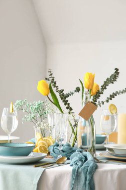 Güzel lale çiçekleri ve hafif yemek odasında mumlar olan zarif bir masa.