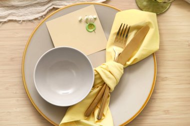 Altın çatal bıçaklı bahar masası, üst manzara.