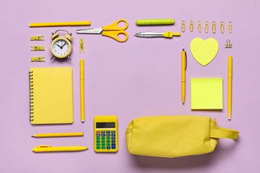 Okul kırtasiyesinden yapılmış çerçeve ve eflatun arka planda alarm saati