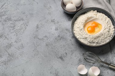 Un dolu kompozisyon, taze tavuk yumurtası ve grunge arkaplanda çırpma.