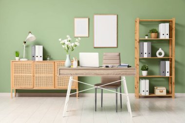 İşyeri, raf ünitesi ve yapay santrallerle birlikte ofis içi