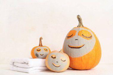 Kil maskeli balkabakları ve açık arkaplanda havlular