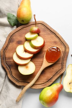 Beyaz arka planda armut reçeli dolu ahşap tahta.