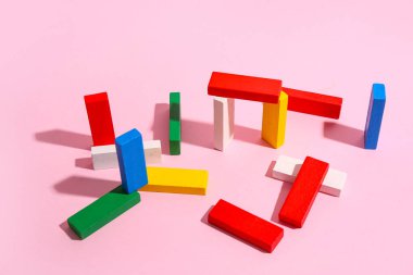 Pembe arkaplanda renkli yapı taşları