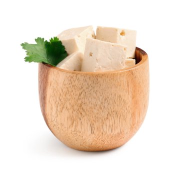 Beyaz arka planda izole edilmiş lezzetli tofu peyniri ve maydanozlu kase