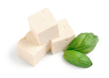 Beyaz arka planda izole edilmiş lezzetli tofu peyniri parçaları.