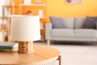 Oturma odasındaki sehpanın üzerindeki lamba. Bulanık görünüm