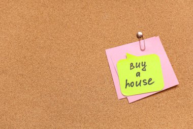 Mantar tahtasında arkaplan olarak hatırlatıcı olan yapışkan notlar, yakın plan