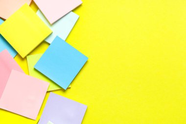 Sarı arkaplanda farklı boş yapışkan notlar