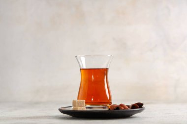 Hafif arkaplanda şeker küpleri ve baharatlı bir bardak Türk çayı