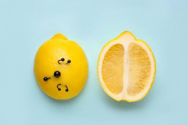 Mavi arka planda piercingli limon yarıları