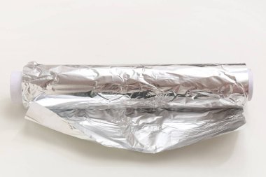 Beyaz arkaplanda alüminyum folyo rulosu