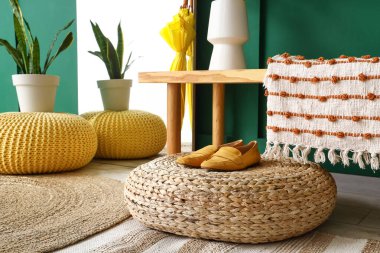 Koridordaki aynanın yanındaki ayakkabılı Pouf. Yakın çekim.