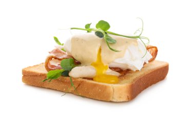 Pastırmalı Benedict yumurtası ve beyaz arka planda mikro yeşil.