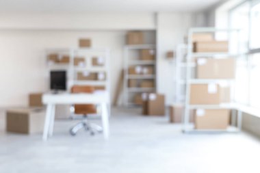 İş yeri, raf üniteleri ve karton kutuları olan bulanık depo manzarası