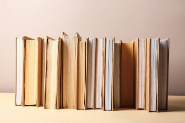 Bej arkaplan üzerine kitap satırı