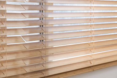 Odasında tahta panjurlar olan pencere.