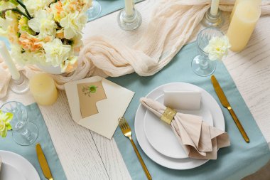 Güzel narsisli masa ayarları, üst manzara.