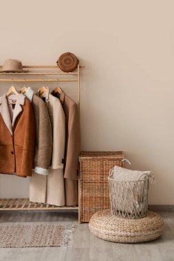 Hasır sepetli ve askılı koridorun içi.