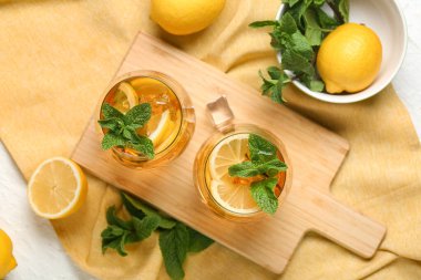 Beyaz arka planda naneli limonlu buzlu çay.