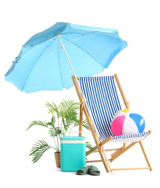 Mavi plaj şemsiyeli çizgili güverte sandalyesi ve beyaz arka planda izole edilmiş gezici aksesuarlar.