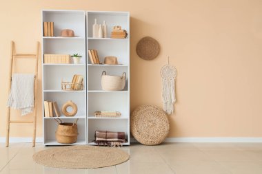 Kitaplık ve merdiveni olan odanın içi.