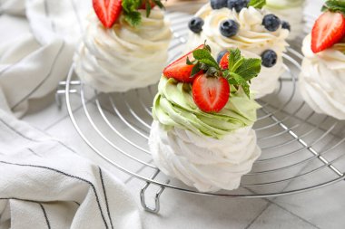 Tatlı Pavlova kekleri taze böğürtlenli ve beyaz fayanslı nane şekerli, yakın plan