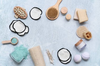 Açık mavi arkaplanda banyo malzemelerinden yapılmış çerçeve