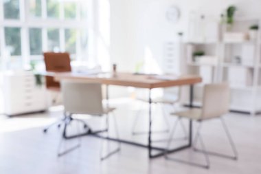 Masası, raf ünitesi ve bitkileriyle konferans salonunun bulanık görüntüsü