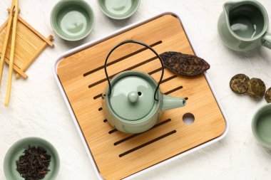 Beyaz grunge arkaplan yeşil çay seti, üst görünüm