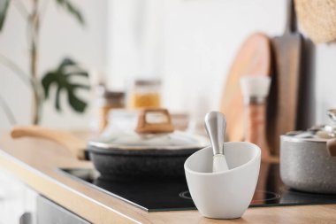 Havan topu tezgahın üzerinde, yakın plan.