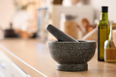 Mutfakta tokmaklı granit havan topu, yakın plan.