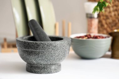 Mutfakta tokmaklı granit havan topu, yakın plan.