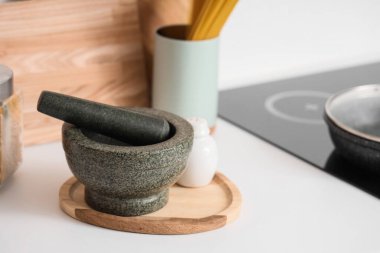 Mutfakta tokmaklı granit havan topu, yakın plan.