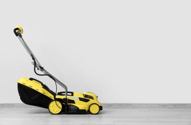 Işık duvarının yanındaki çim biçme makinesi.