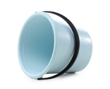 Beyaz arkaplanda ters çevrilmiş plastik kova