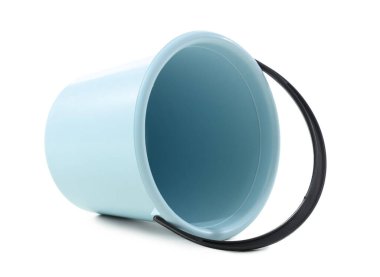 Beyaz arkaplanda ters çevrilmiş plastik kova