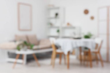 Masa, kanepe ve raf üniteleriyle hafif yemek odasının bulanık görüntüsü