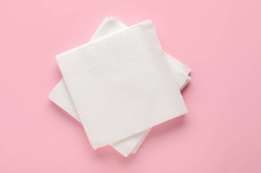 Pembe arka planda kağıt peçeteler