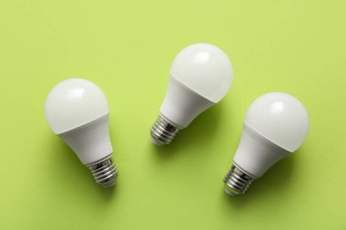 Yeşil arkaplanda modern ampuller