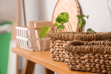 Koridordaki ahşap bankta sepetler, yakın plan.