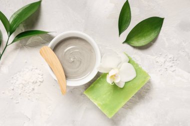 Kozmetik kil, sabun ve bitki yapraklı kompozisyon grunge arkaplanda